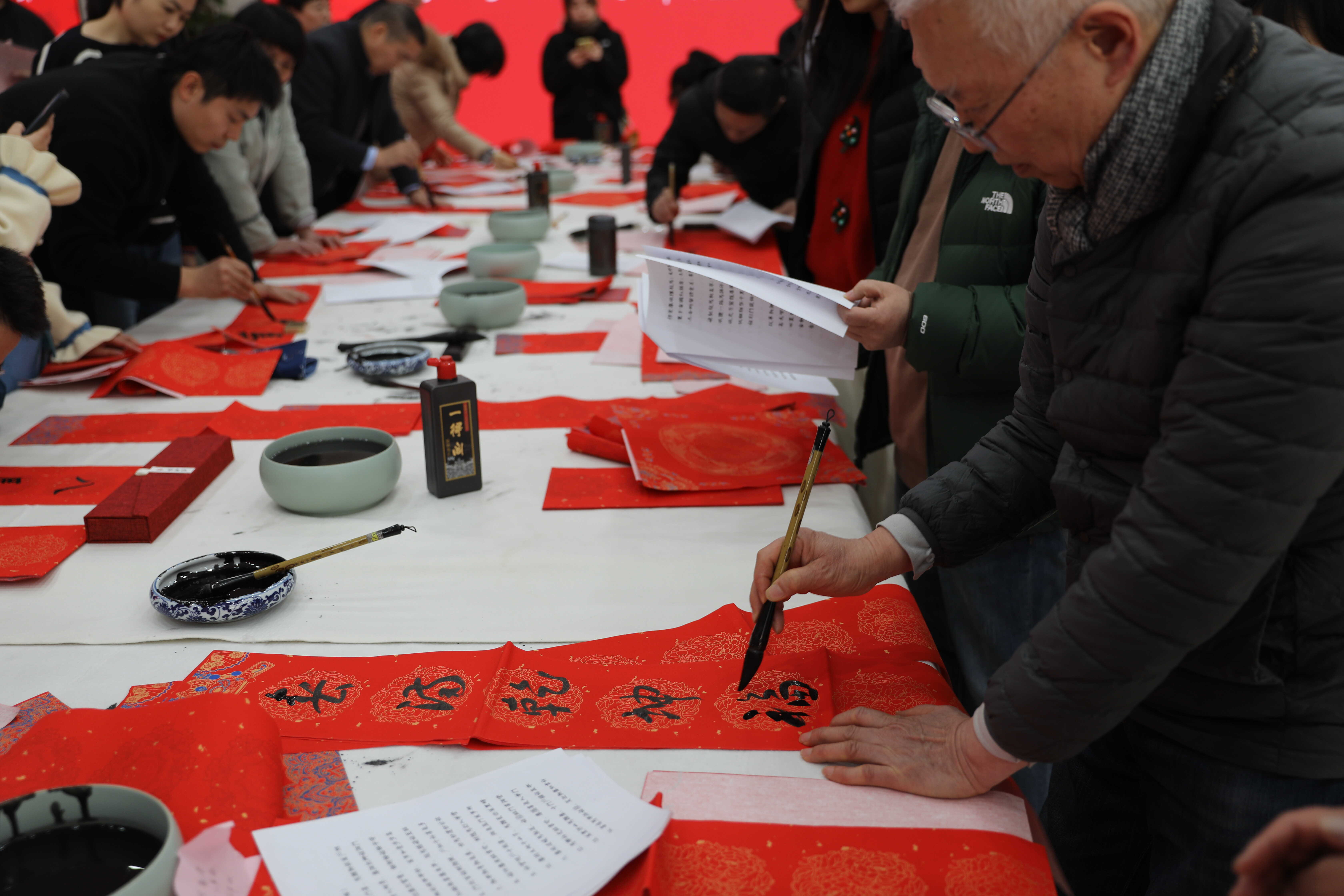 2-3 02黄委开展“万福迎春”书法公益活动.jpg