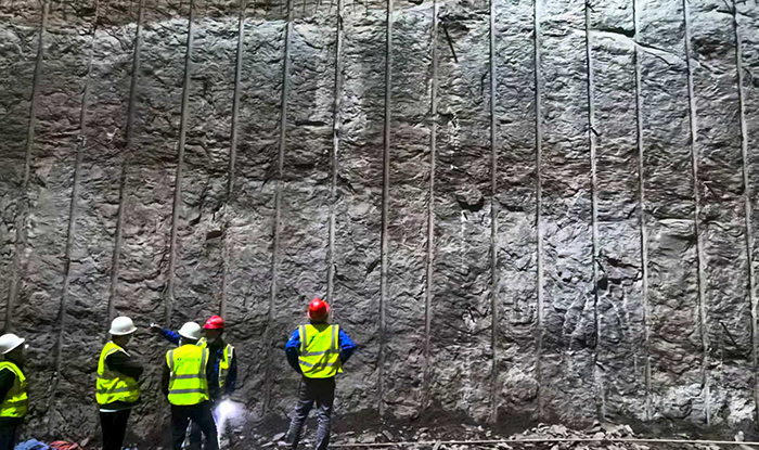 边墙预裂效果 作者:祝俊杰.jpg