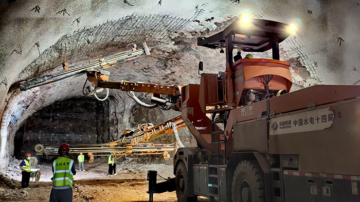 双臂台车进行锚杆孔造孔作业 作者:贺大松.jpg