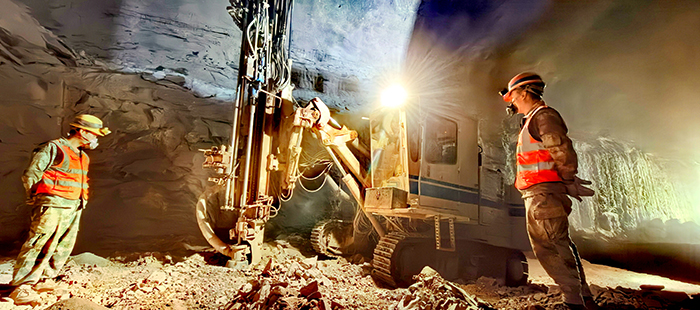 导流洞中下层开挖过程之爆破孔打钻场景 作者:贺大松.jpg