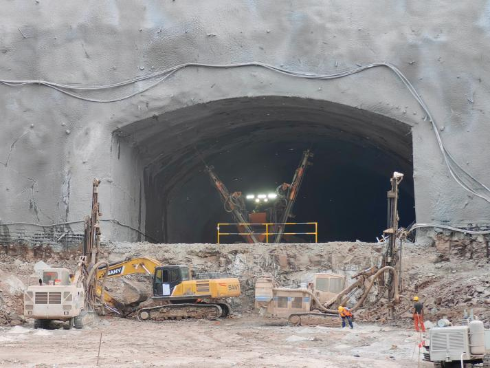 智能凿岩台车等设备正在进行作业(记者柴秀丽 摄).png