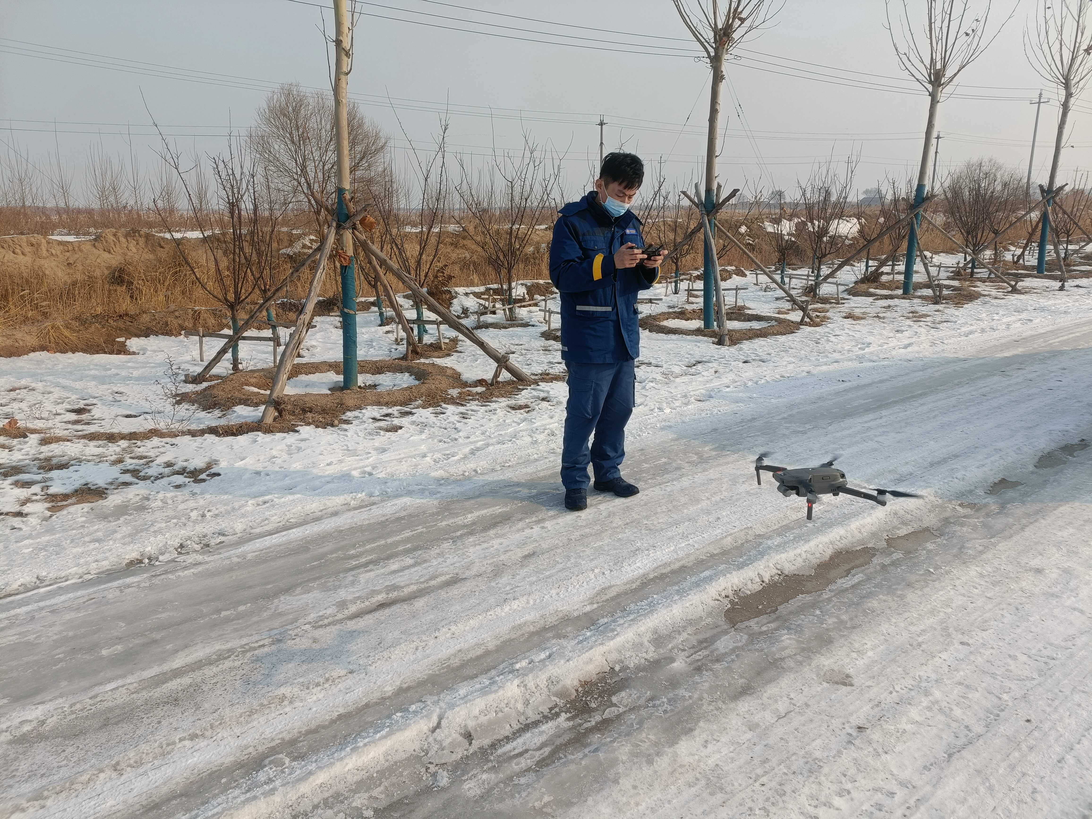 图4:冬季管理端职工操纵无人机开展冰凌观测.jpg