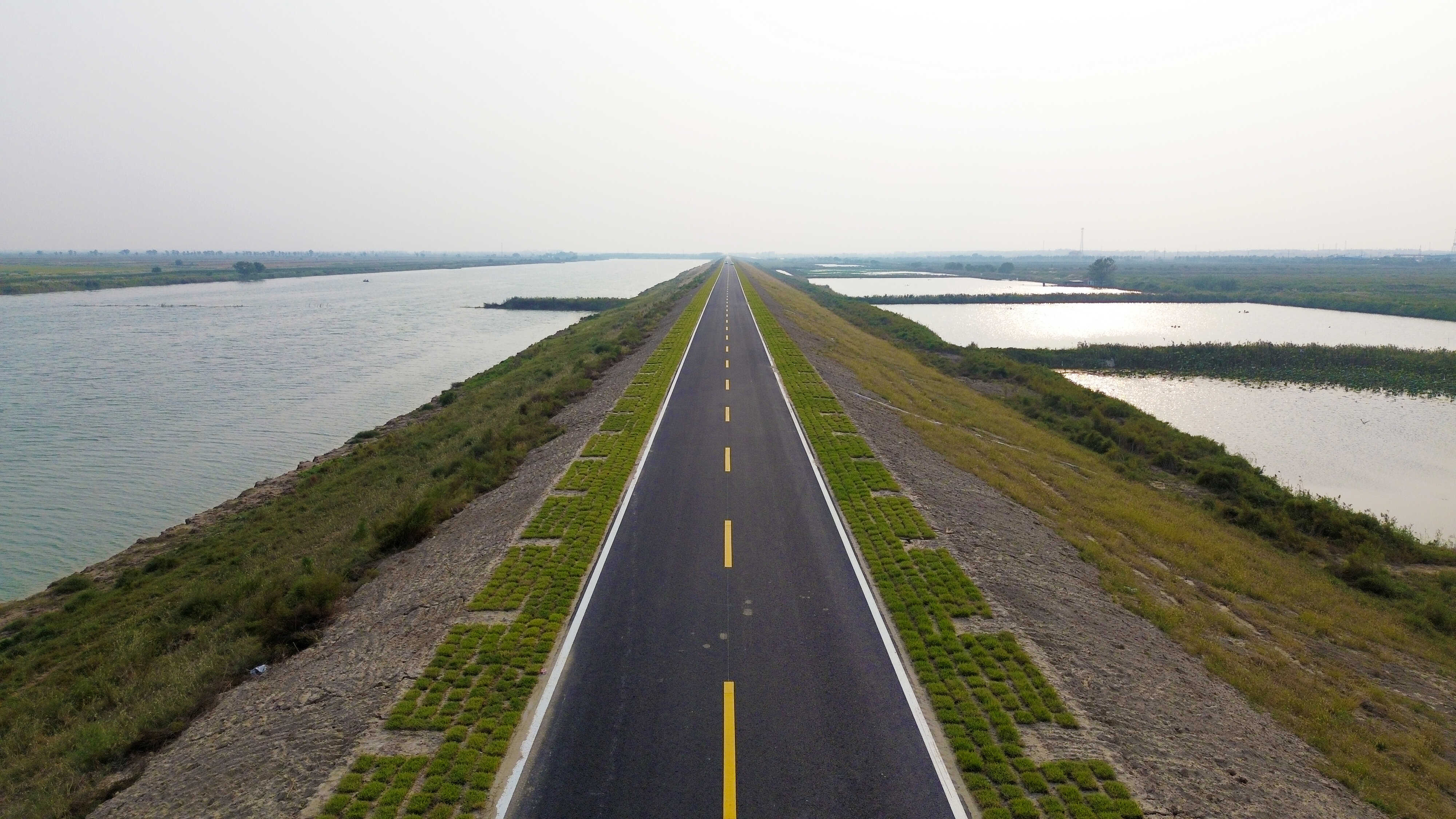 图10:完工后的北大堤堤顶道路(王鑫摄).jpg